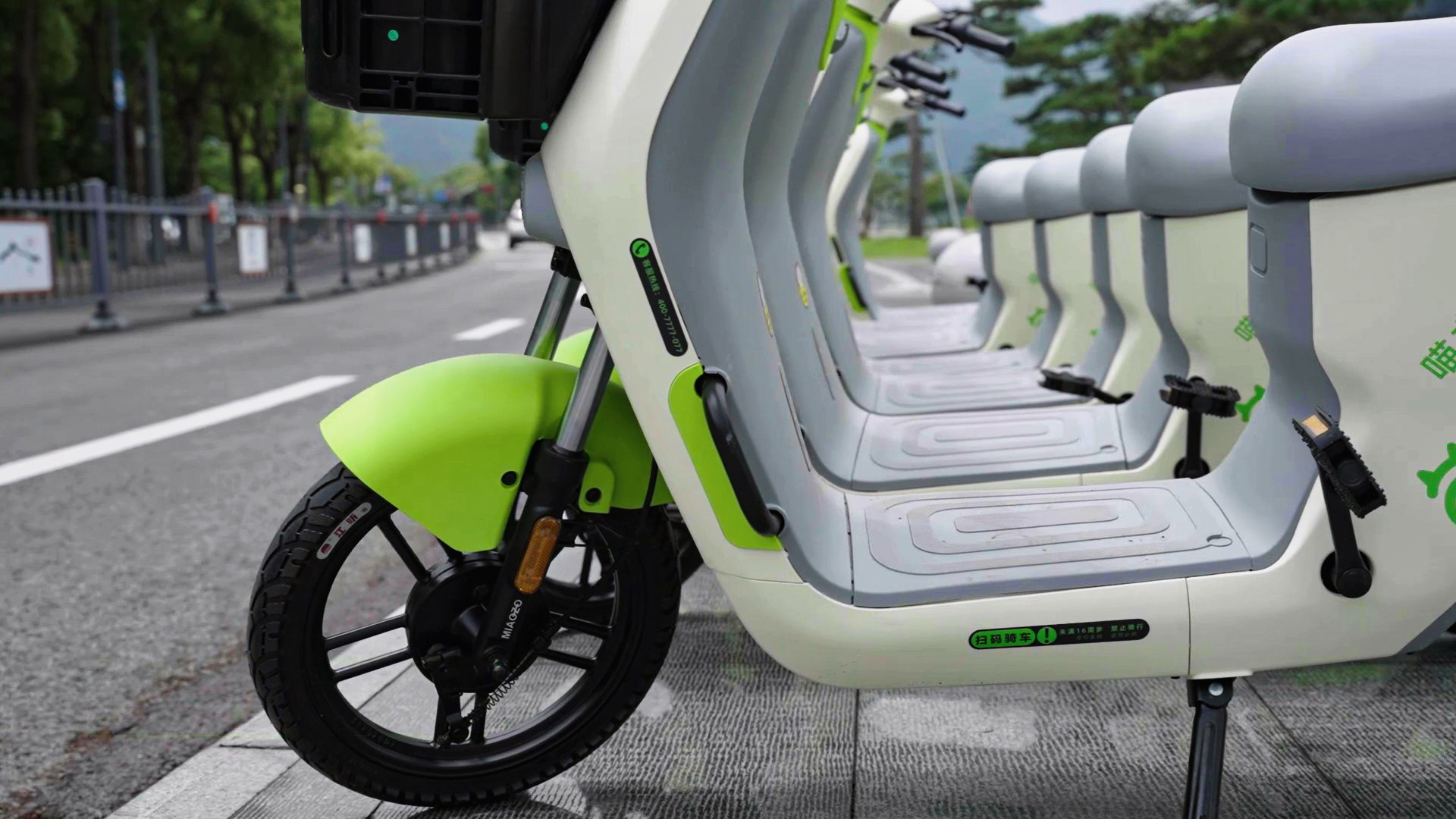 整齊擺放的共享電動(dòng)車(chē)